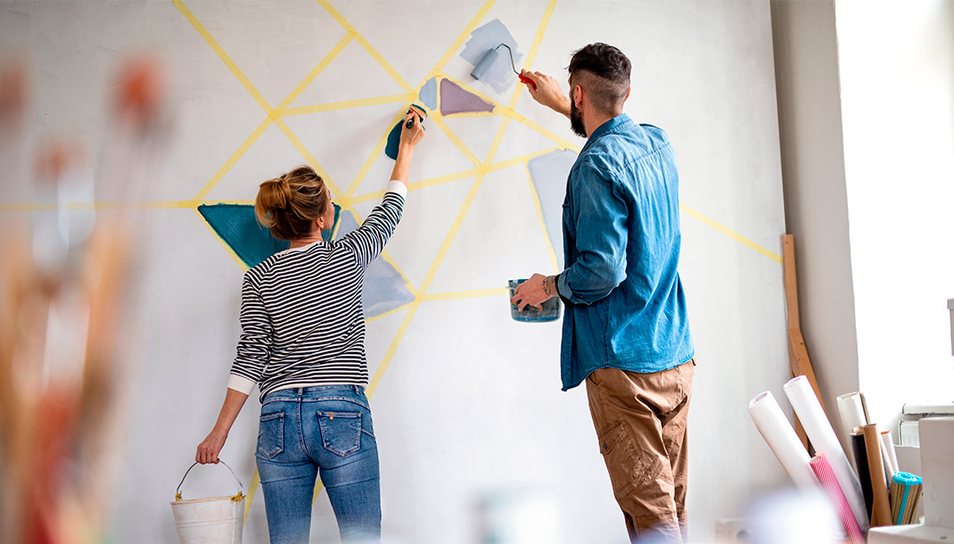 Recién casados pintan las paredes de su hogar decorandolas con un diseño
